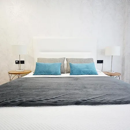 Precioso Piso De Diseno Con Piscina En Apartament