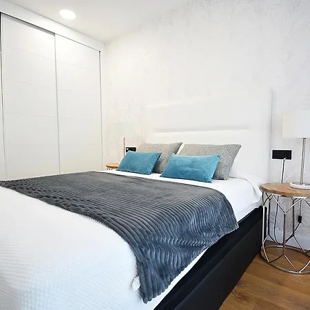 Precioso Piso De Diseno Con Piscina En Apartament